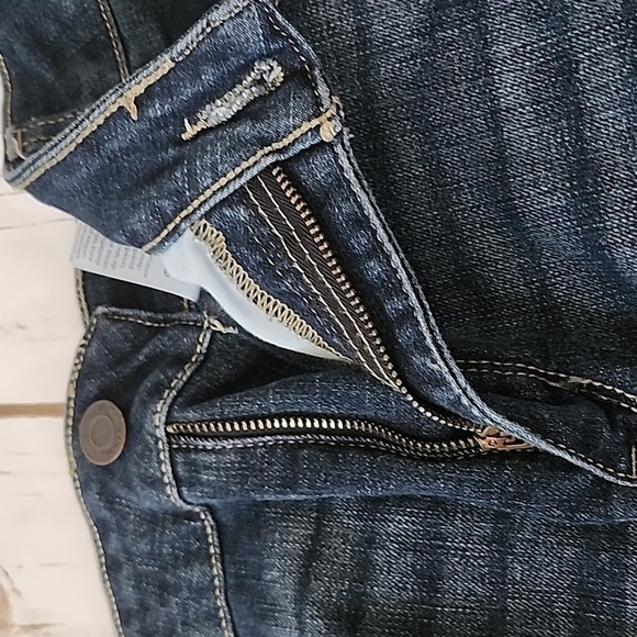 Time and Tru Mid-Rise darker wash cuffed jean shorts - Picture 7 of 9